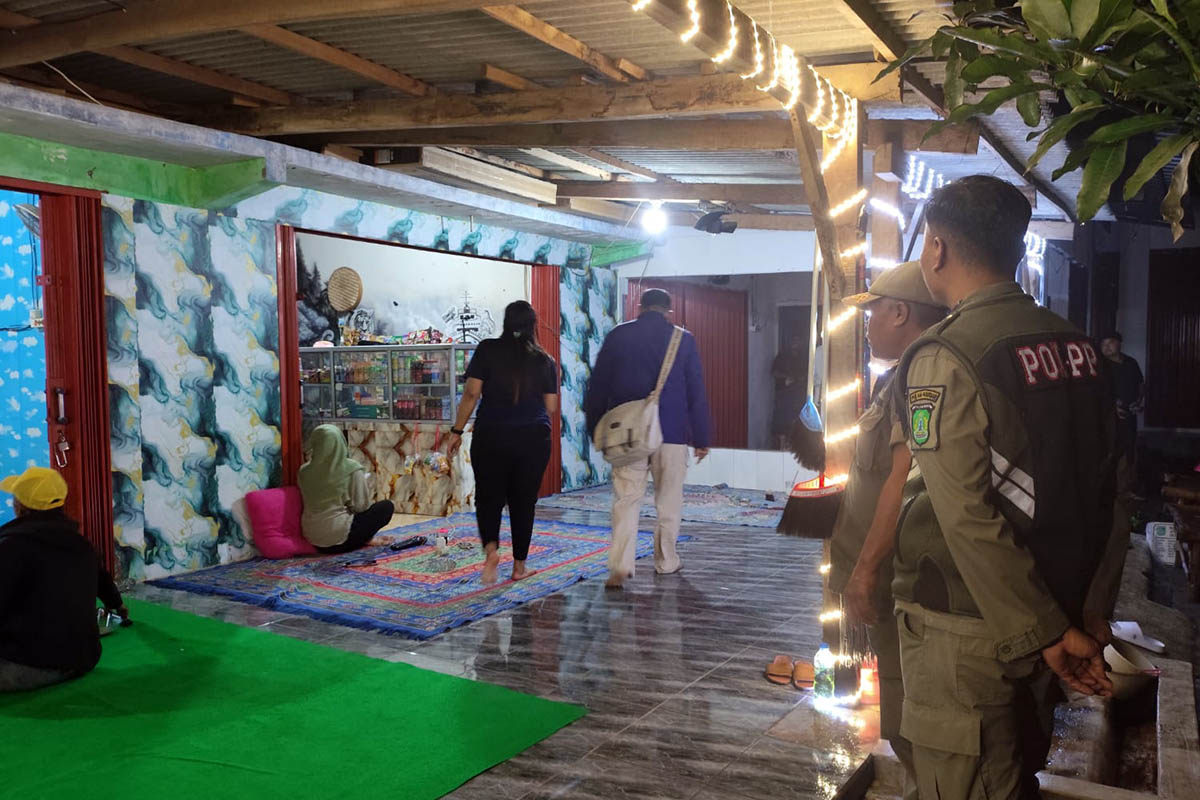 BERI TEGURAN: Petugas Satpol PP Kabupaten Pasuruan saat melakukan operasi di warkop karaoke. Meski dilarang buka, mereka masih tetap beroperasi.