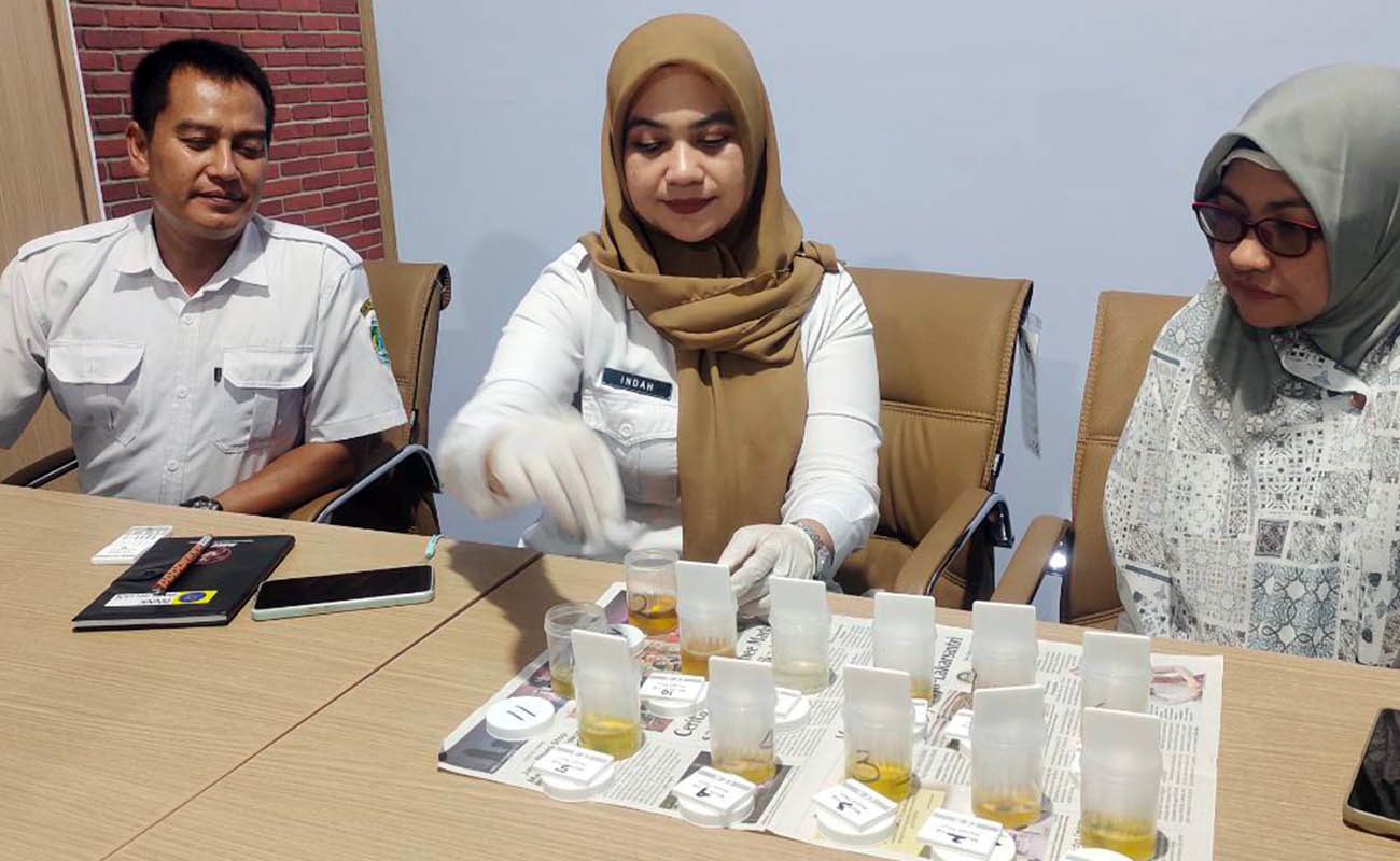 SKRINING: Petugas BNNK Pasuruan saat mengecek sampel urine pelajar SMK di Kabupaten Pasuruan saat dicek secara acak, beberapa waktu lalu. 