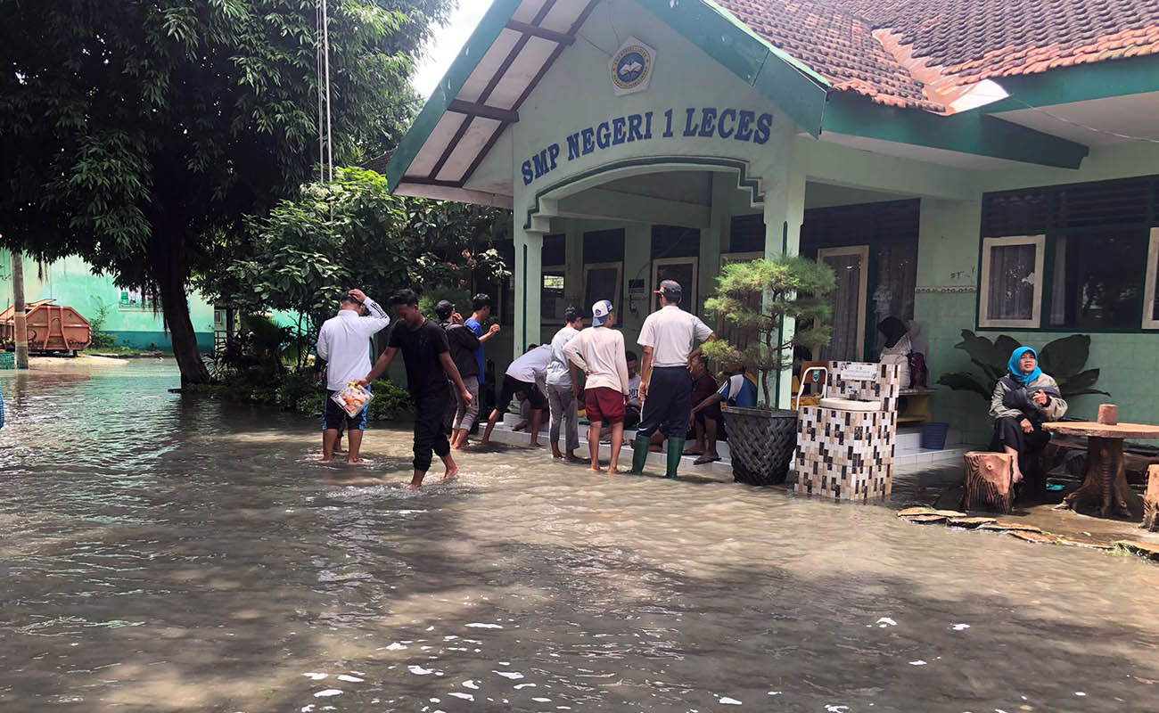 TERGENANG: Kondisi halaman SMPN 1 Leces, Kabupaten Probolinggo, yang masih tergenang air pada Kamis (5/3) siang.