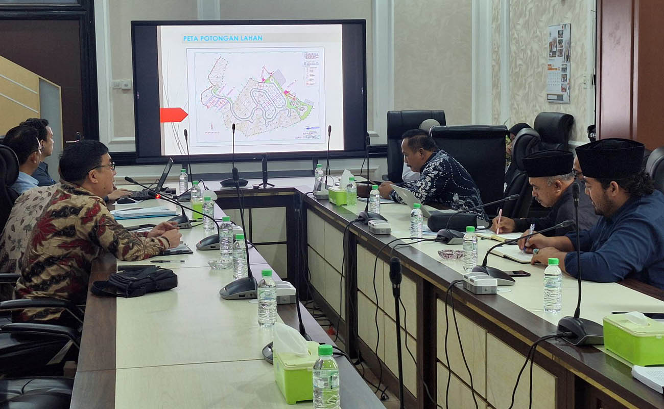 Suasana hearing membahas sengkarut proyek hunian mewah di kawasan hutan Kecamatan Prigen. Pihak pengembang dihadirkan. 