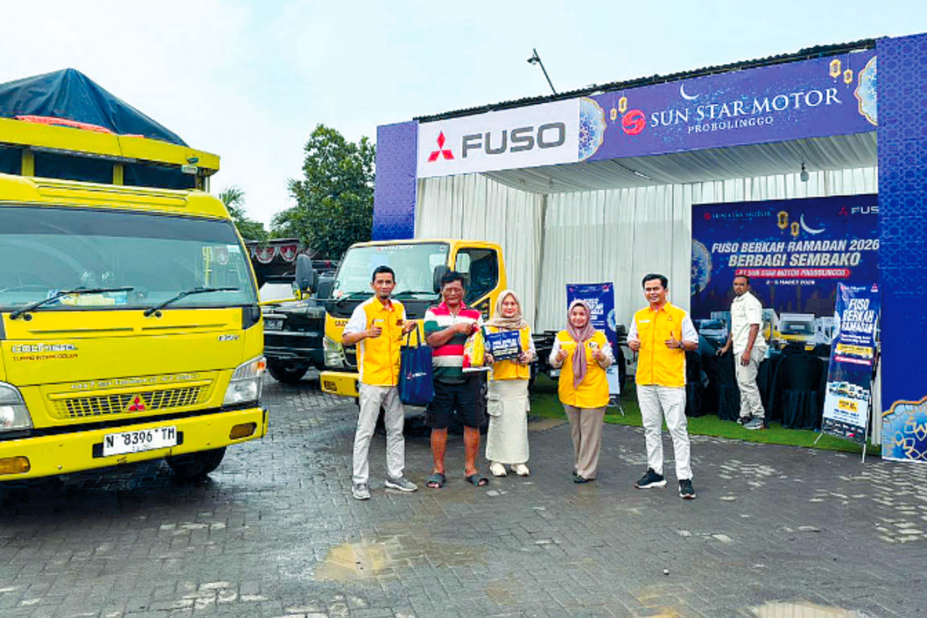 SEMBAKO: Sun Star Motor Probolinggo membagikan paket sembako kepada para sopir Fuso.