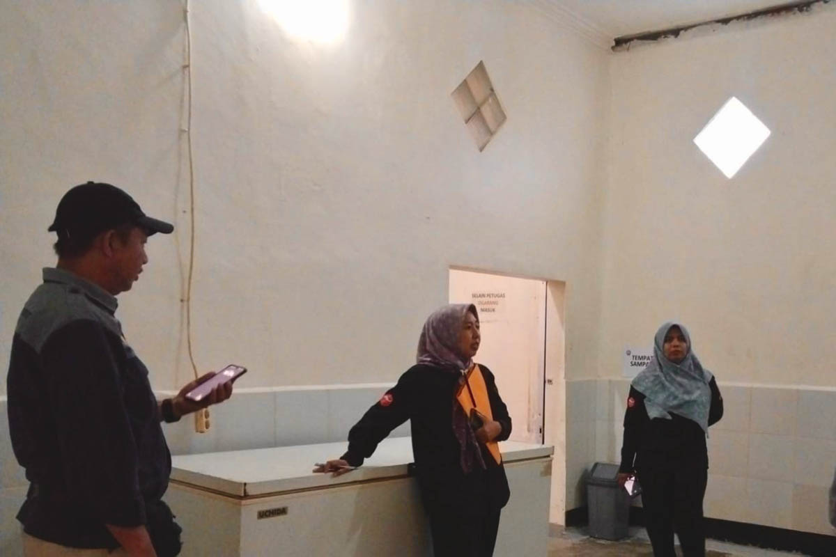 AUDIT: Petugas sedang mengaudit Rumah Susu dan Tempat Penampungan Susu di Krucil.