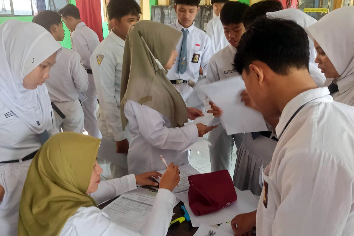 JEMPUT BOLA: Proses perekaman KTP-el di salah satu sekolah yang ada di Kota Pasuruan. Dispendukcapil Kota Pasuruan menyediakan layanan jemput bola dalam pengurusan administrasi kependudukan.