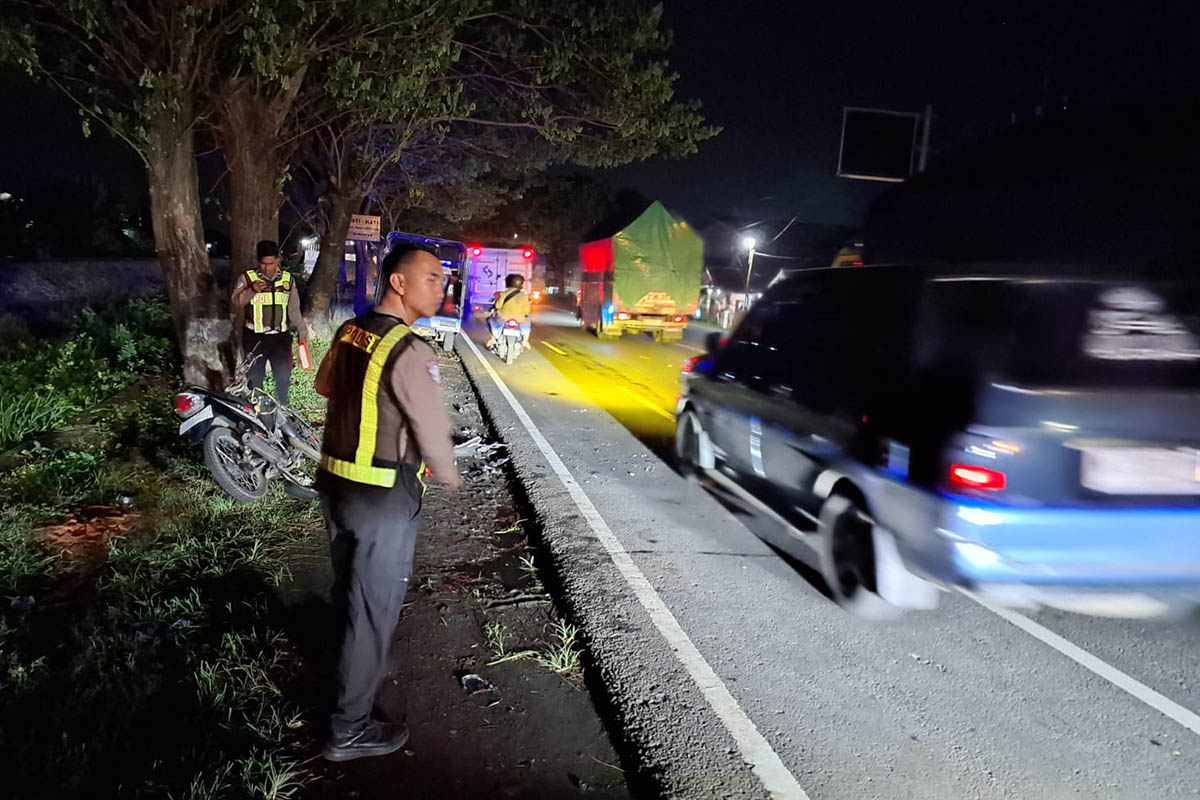 OLAH TKP: Petugas kepolisian saat melakukan olah TKP insiden kecelakaan yang menewaskan Sakroni. Diduga, Sakroni lalai saat berkendara sehingga menabrak truk yang sedang parkir.