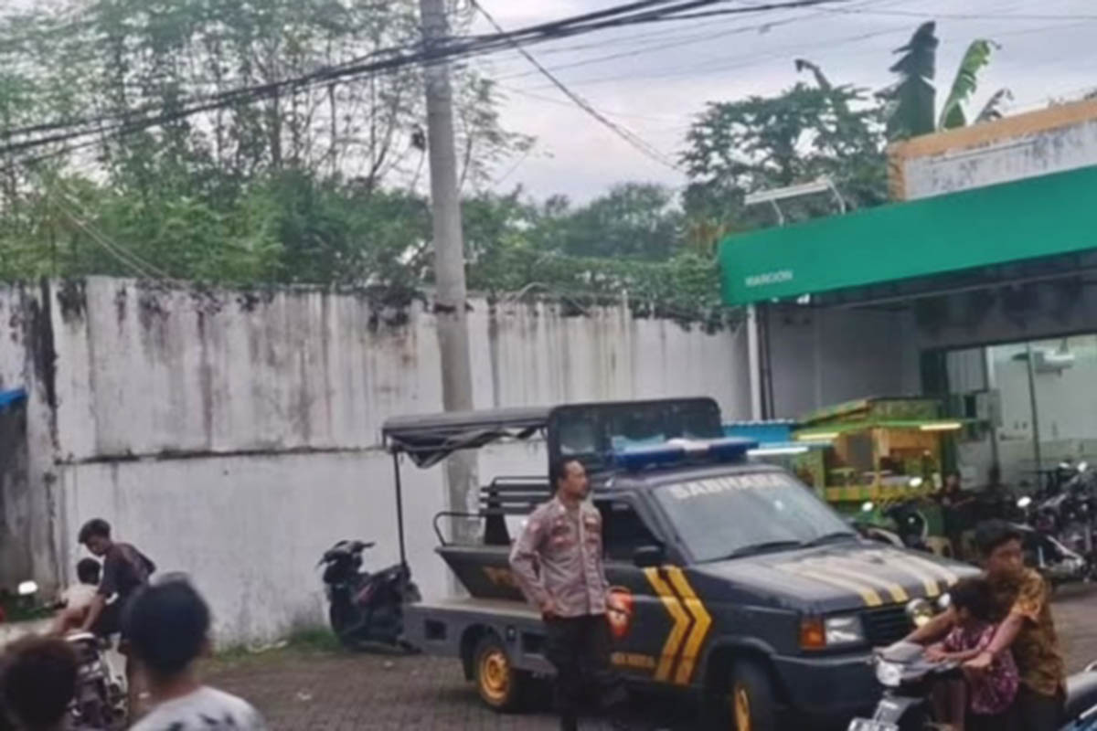 PATROLI: Petugas melakukan patroli di Kecamatan Maron memastikan kondisi aman dan kondusif.