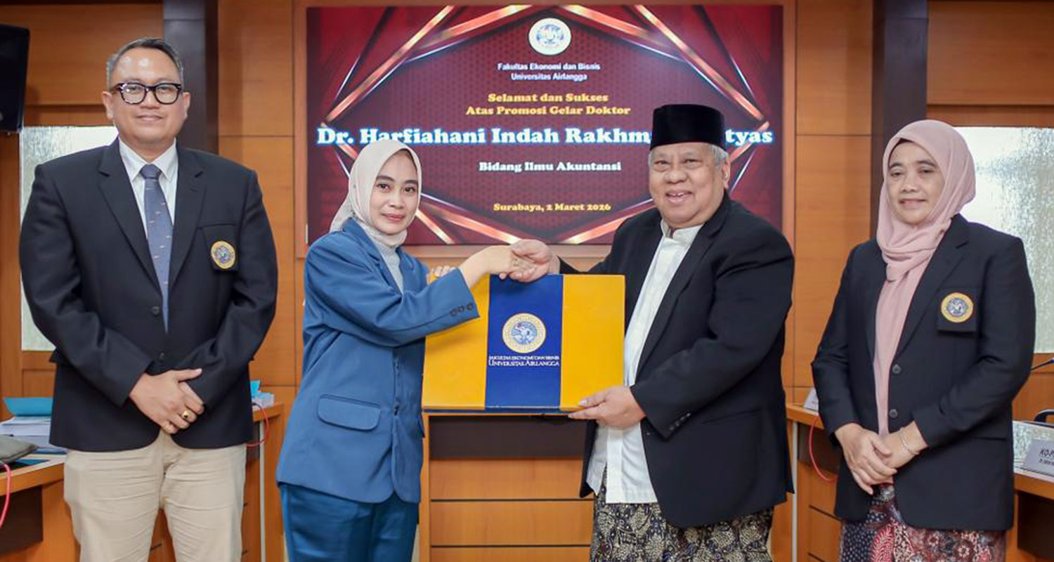 Penyerahan Tanda Kelulusan Ujian Terbuka. Foto (dari kiri) Ketua Sidang sekaligus Ketua Prodi S3 Dr. Anak Agung; Dr. Tyas; Promotor Prof. Bambang; Co-Promotor Dr. Zahro