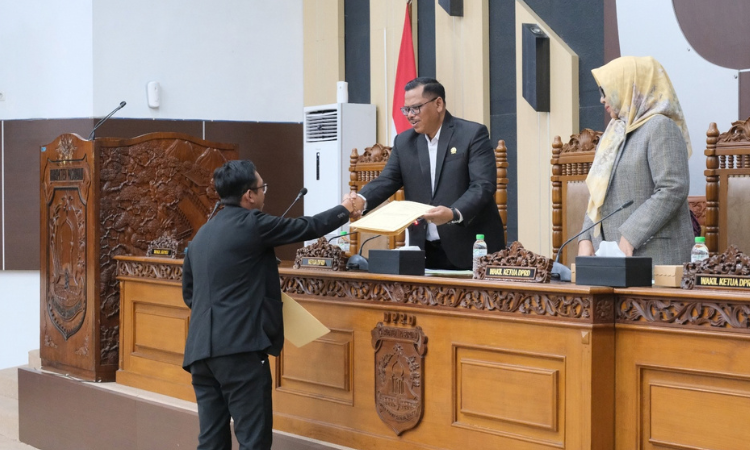 SERAHKAN: Salah satu anggota DPRD Kabupaten Pasuruan saat menyerahkan berkas paripurna ke pimpinan dewan. 