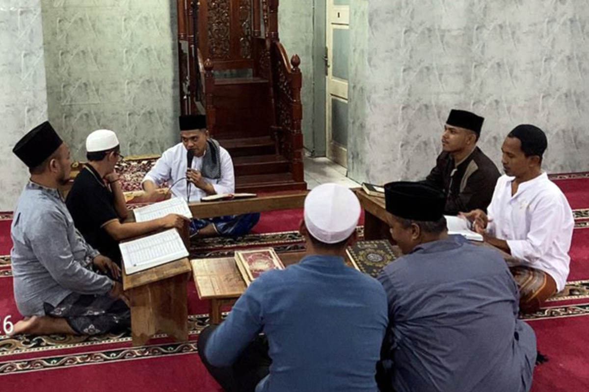 TADARUS: Warga Binaan Lapas Pasuruan saat menjalankan tadarus. Kegiatan tersebut digilir, sesuai dengan blok hunian.