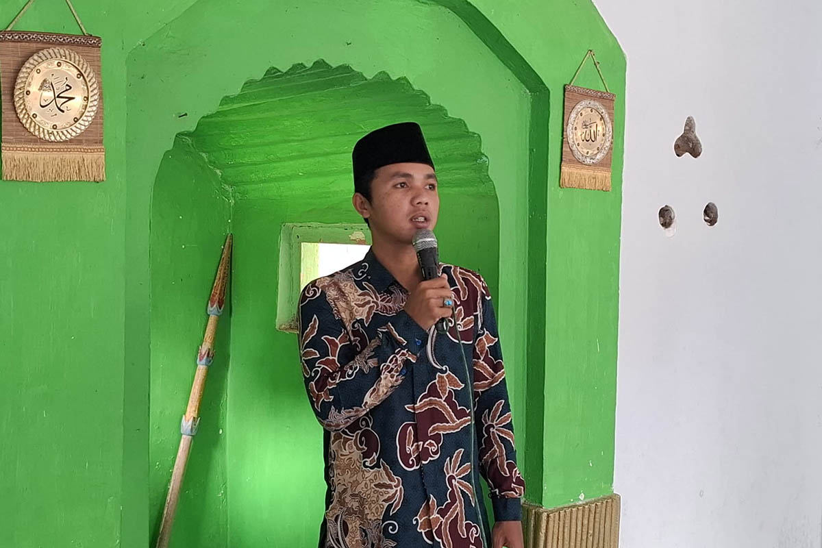 PANGGIL JEMAAH: Khoirul Umam, 28 saat melakukan aktivitasnya di musala Subulul Hasan Desa Brani Kulon, Kecamatan Maron. Selain menjadi muazin, ia merupakan penggugah sahur di kampungnya.