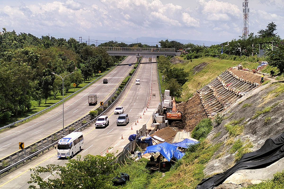 DIKEBUT: Perbaikan tebing jalan tol Gempan yang tengah dipacu. Sebelum Lebaran, proyek tersebut harus sudah dituntaskan.