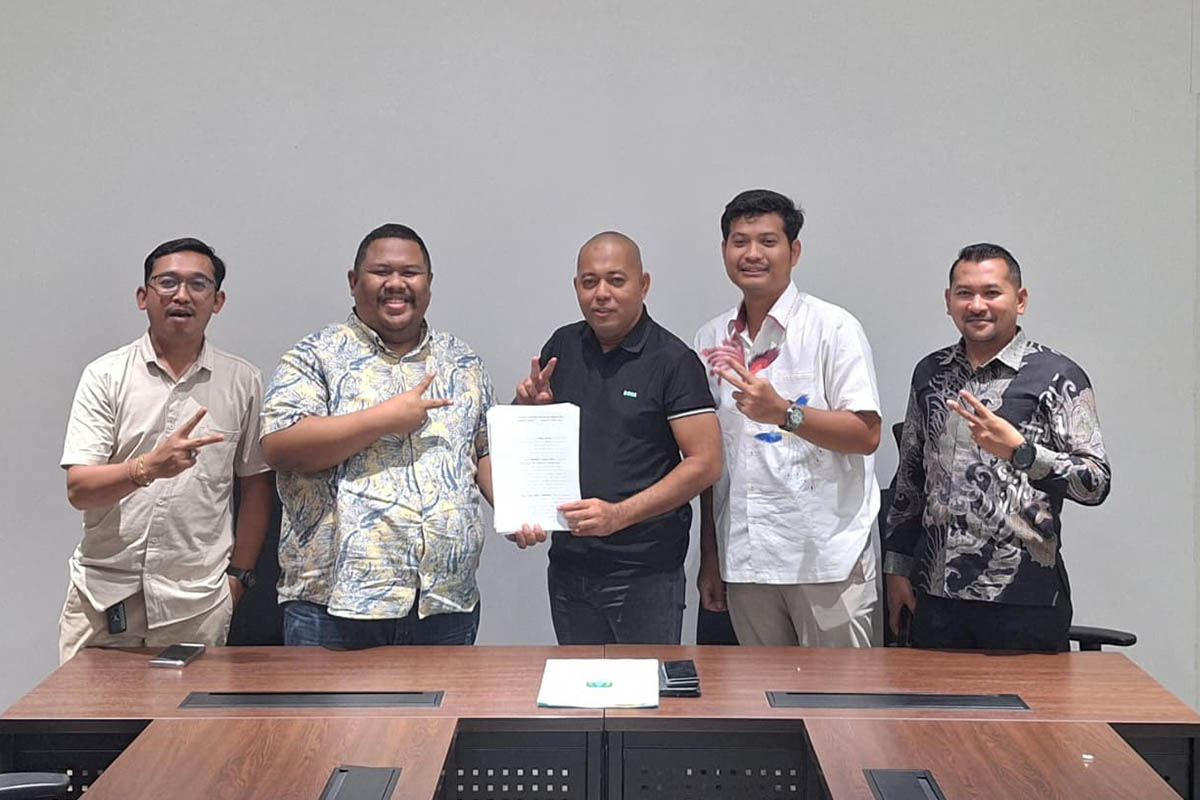 ERA BARU: Manajer Persekabpas Gaung Andaka (tengah) bersama jajaran &nbsp;pemilik PT Pasuruan&nbsp; Bangkit Bersama dalam sebuah pertemuan di kantor Bupati, Jumat (6/3).