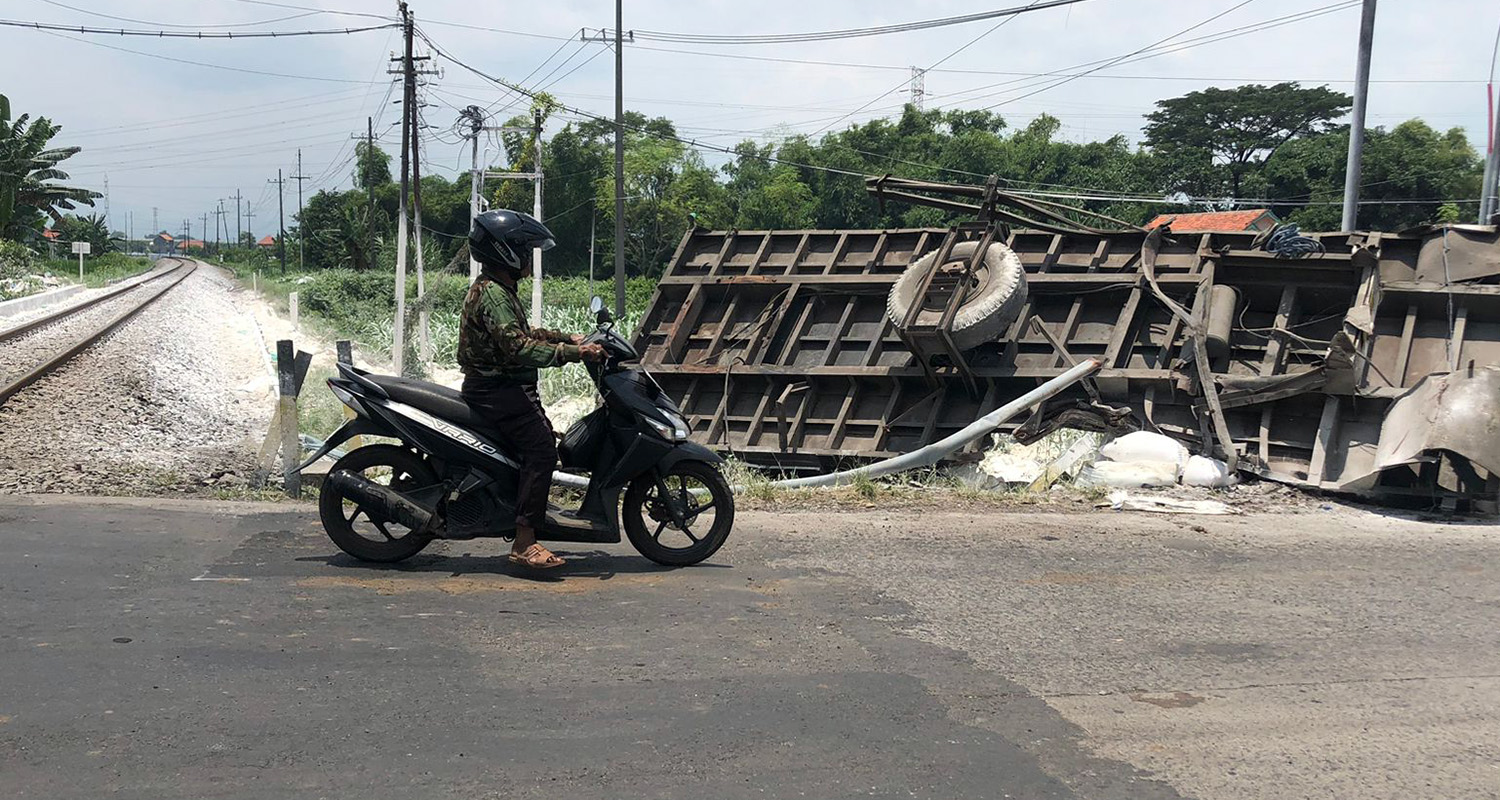 LAKA: Bangkai truk gandeng yang masih ada di lokasi kejadian laka, JPL 13, Desa Jorongan, Kecamatan Leces, Kabupaten Probolinggo, Sabtu (7/3)
