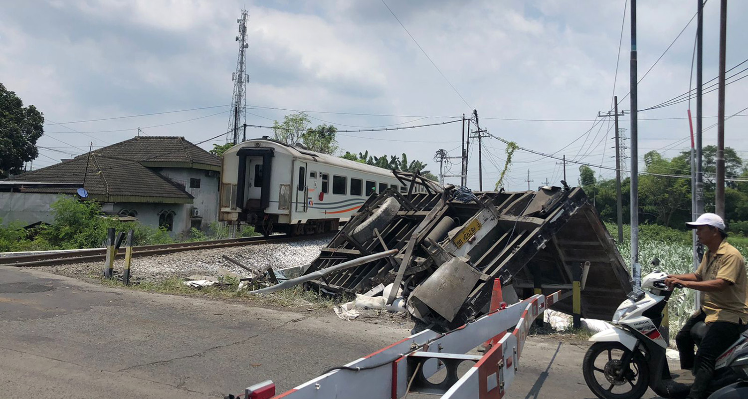 LOKASI KEJADIAN: Gandengan truk yang tertabrak KA Blambangan Ekspres di perlintasan Jorongan, Leces, sampai Sabtu (7/3) masih belum dievakuasi. 
