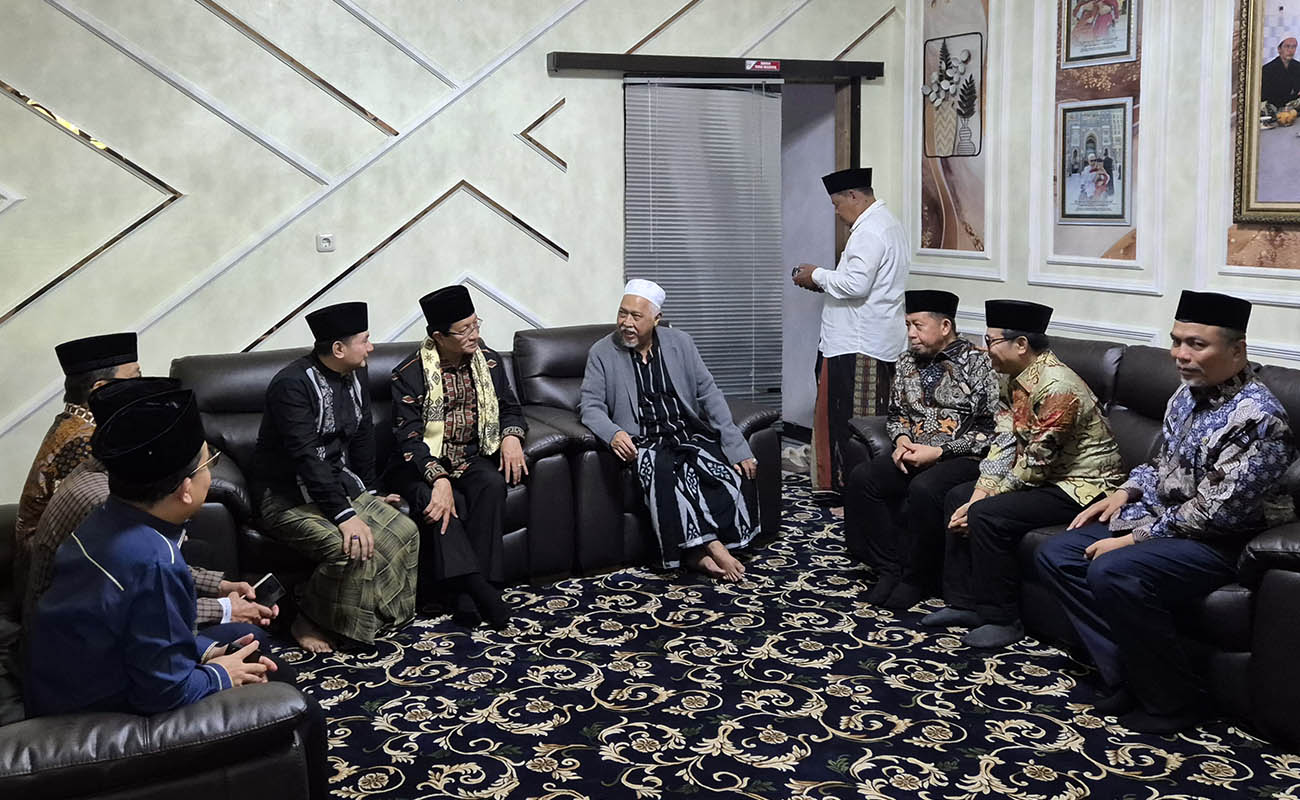 Menag Nasaruddin (empat dari kiri, berkacamata) bersama kiai Fuad Noerhasan di Ponpes Sidogiri, Kraton, Pasuruan.