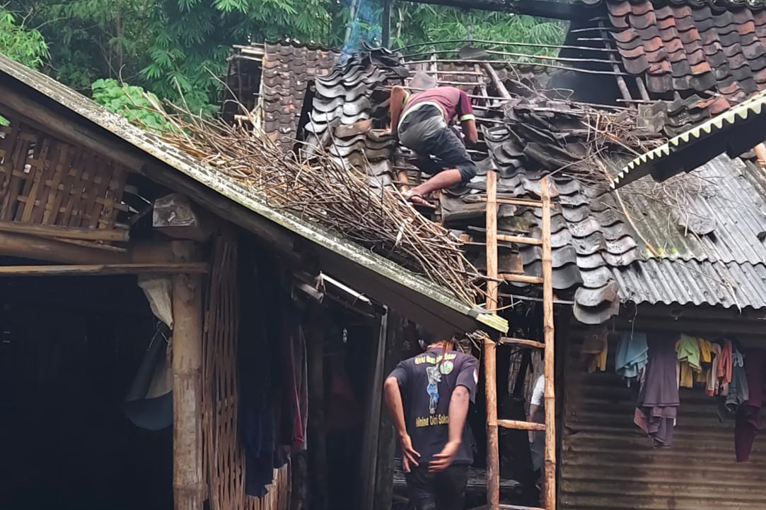 ASESMEN: Pegawai BPBD Kabupaten Probolinggo melakukan asesmen di rumah Umi Kalsum, warga Desa Kedungrejo, Kecamatan Bantaran, Jumat (6/3) sore