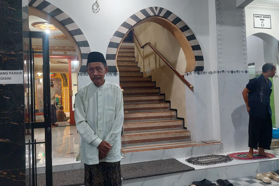BEKAL AKHIRAT: Jumadi, petugas keamanan Masjid An-Nur Kelurahan Jati, Kecamatan Mayangan.