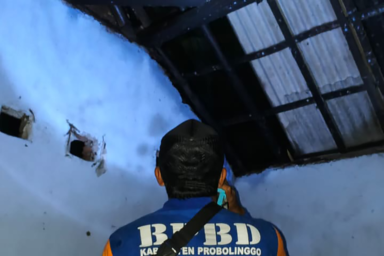 ASESMEN: Tim BPBD Kabupaten Probolinggo mengecek salah satu rumah warga Desa Bulujaran Lor, Kecamatan Tegalsiwalan, Kabupaten Probolinggo, yang terdampak angin kencang, Sabtu (6/3).