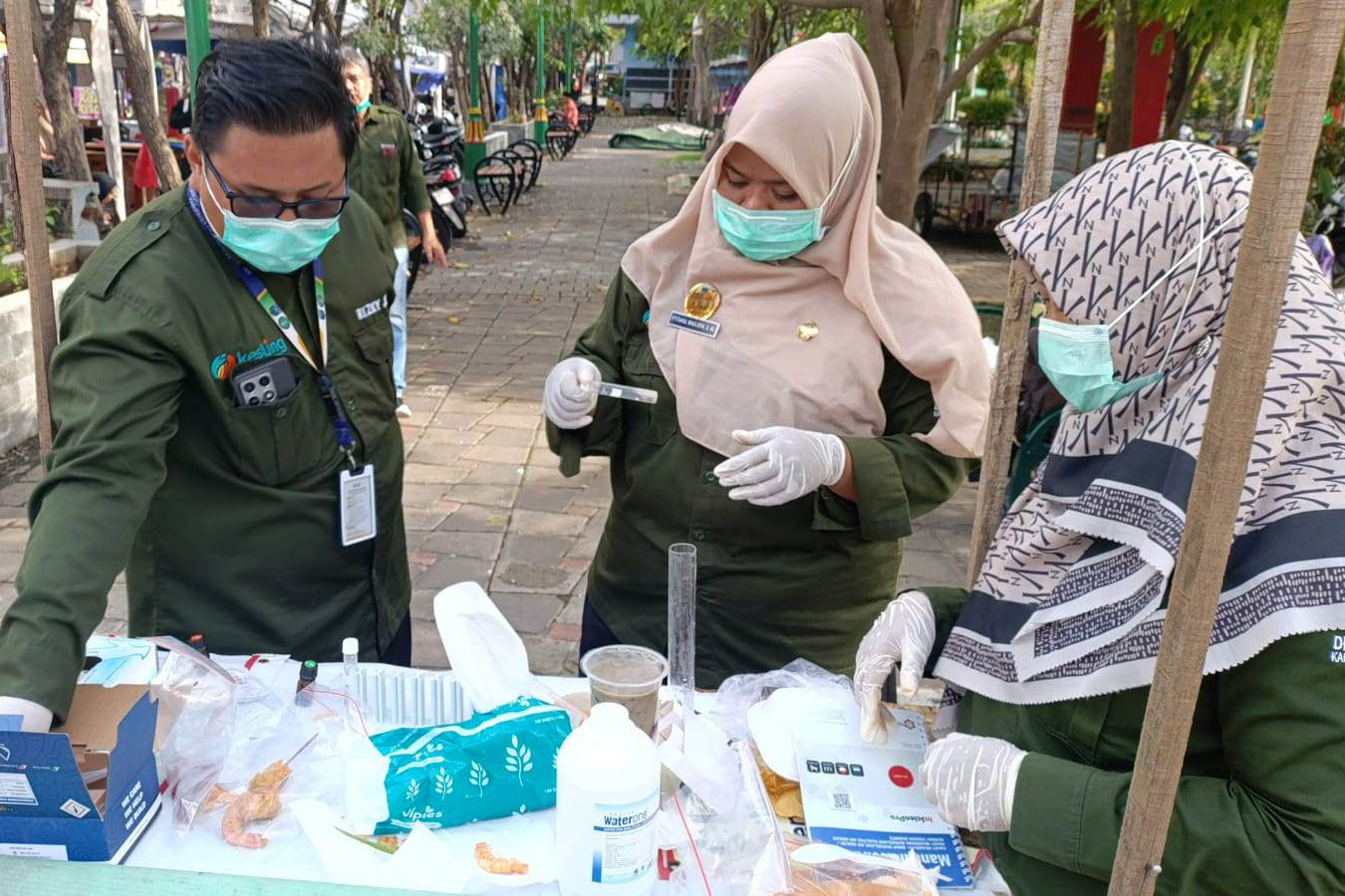 DICEK: Tenaga Kesehatan Kabupaten Probolinggo, mengecek sampel makanan dan minuman takjil yang dijual di Sentra Jajanan Alun-Alun Kraksaan.