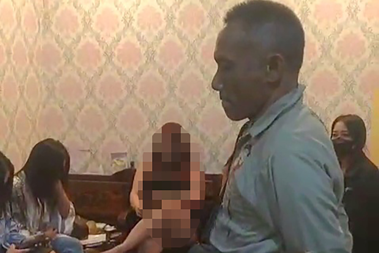 TERJARING: Sejumlah perempuan terjaring Satpol PP berada di sebuah wisma di kawasan Tretes, Kecamatan Prigen. 