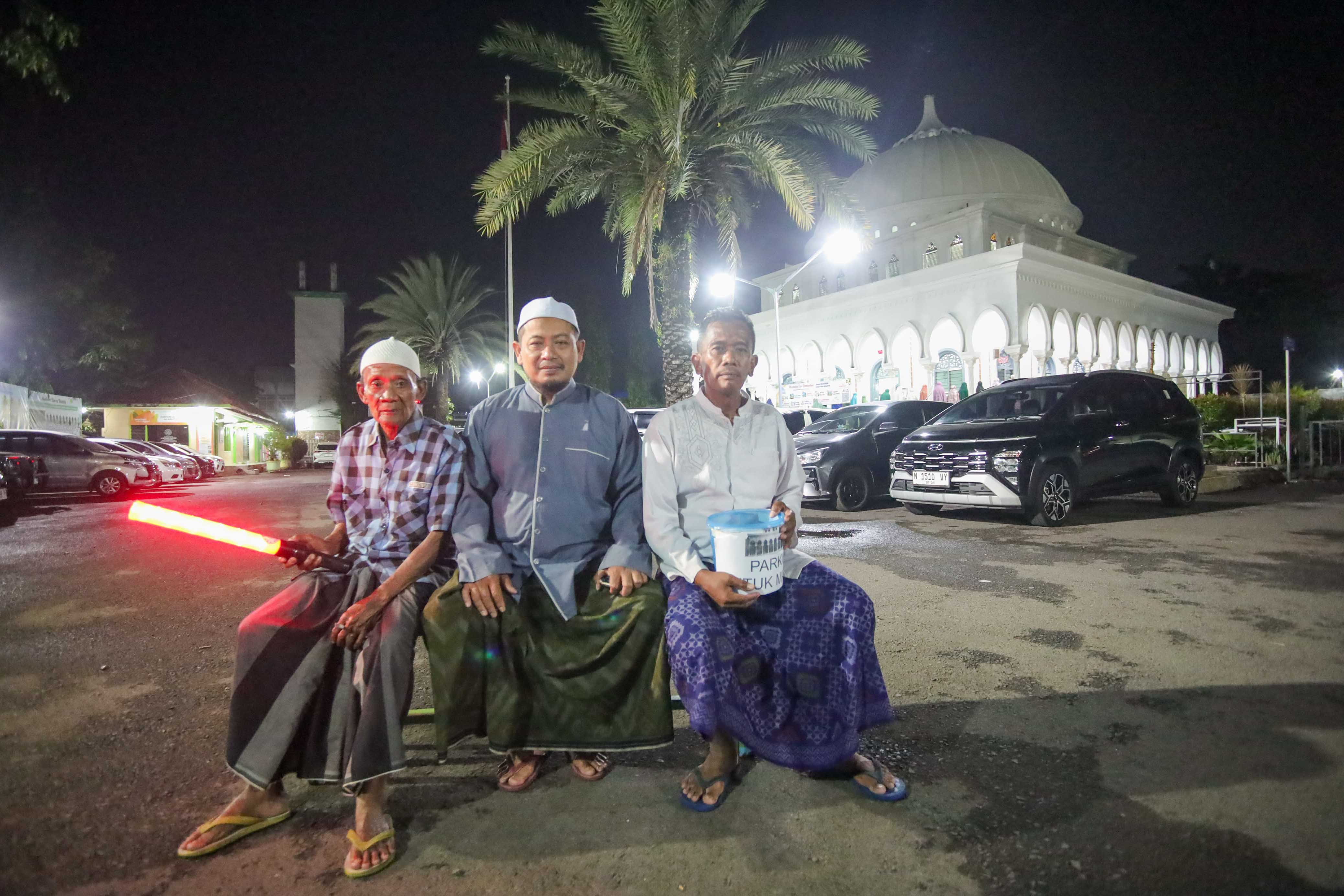 JAGA AMANAH: Sultoni (tengah) yang dipercaya menjaga Masjid Al Kautsar Kota Pasuruan bersama Abdul Adim (kiri).