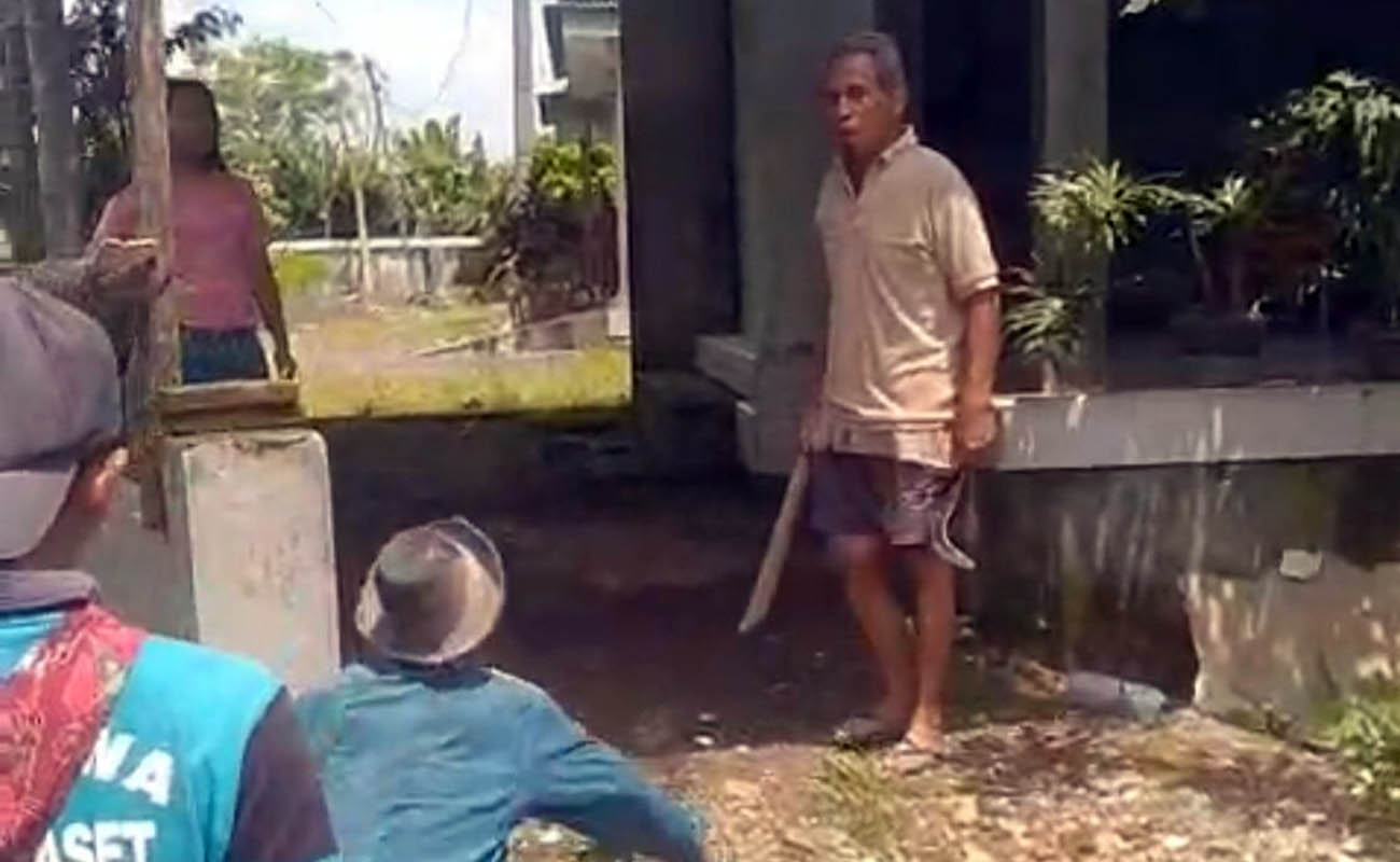 PUKUL: Warga sekitar, Shodikun, 70 saat cekcok dengan warga sekitar karena mengambil batu di sungai di Desa Sepuhgembol, Kecamatan Wonomerto, Jumat (6/3) siang