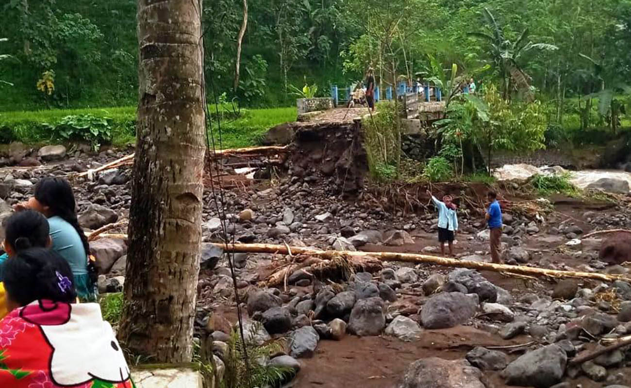 HANYUT: Jembatan darurat Sungai Kalibiru, penghubung Desa Blimbing dengan Desa Kalidandan di Kecamatan Pakunira, kembali hanyut tersapu banjir.