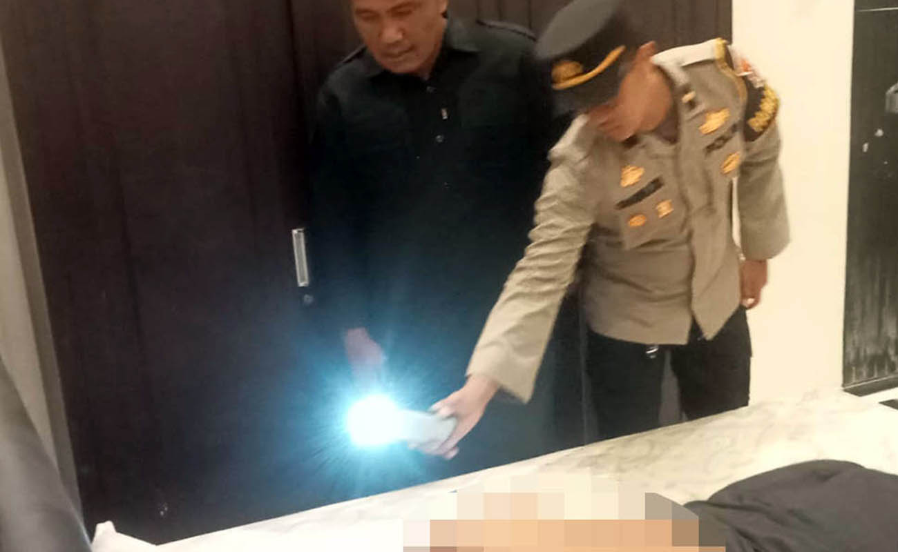 LOKASI KEJADIAN: Petugas kepolisian saat hendak mengevakuasi korban. 
