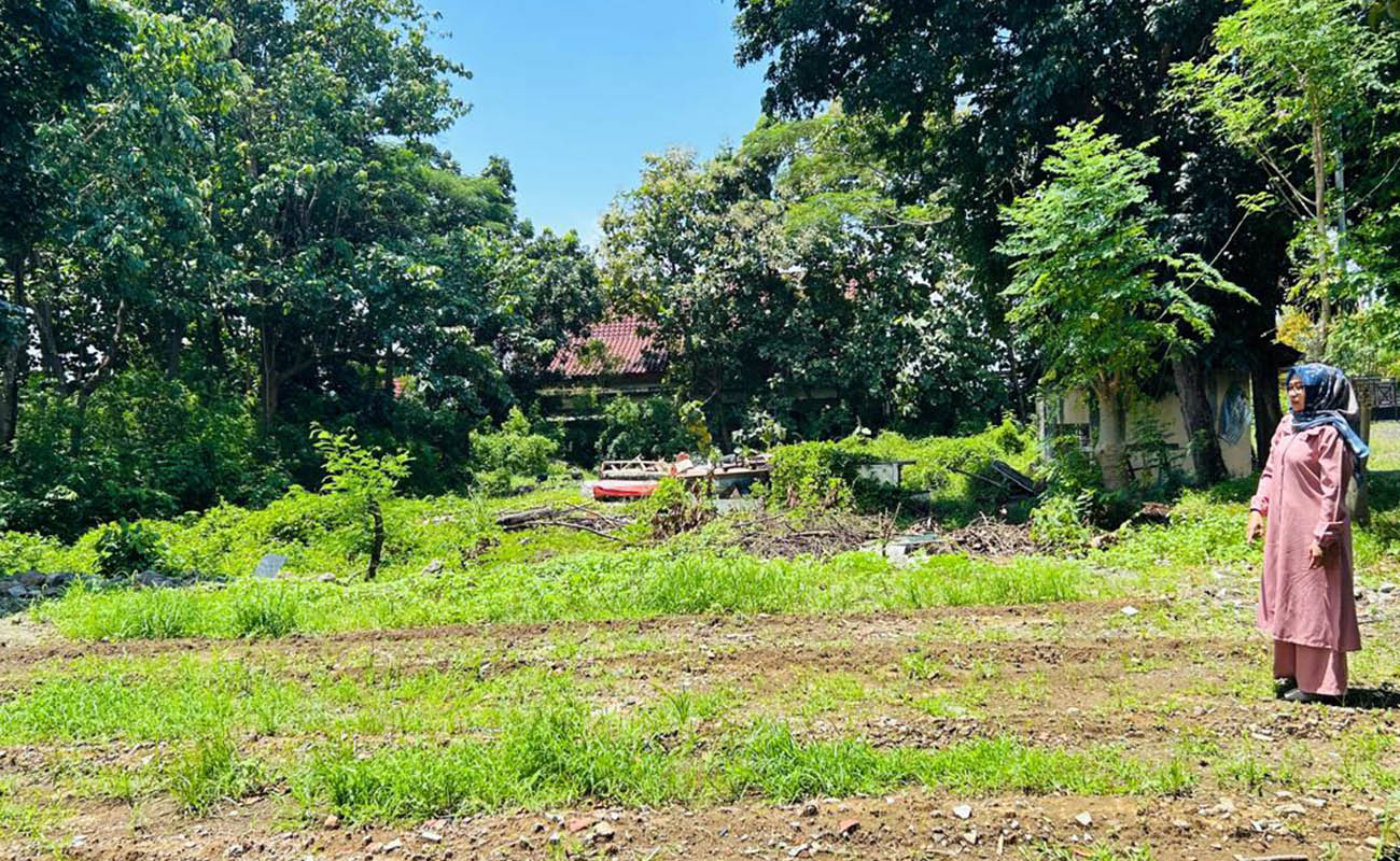 KOSONG: Lahan tidur di sebelah selatan gedung Sekretariat DPRD Kabupaten Pasuruan ini rencananya akan disulap jadi area pengembangan pangan lestari skala kecil.