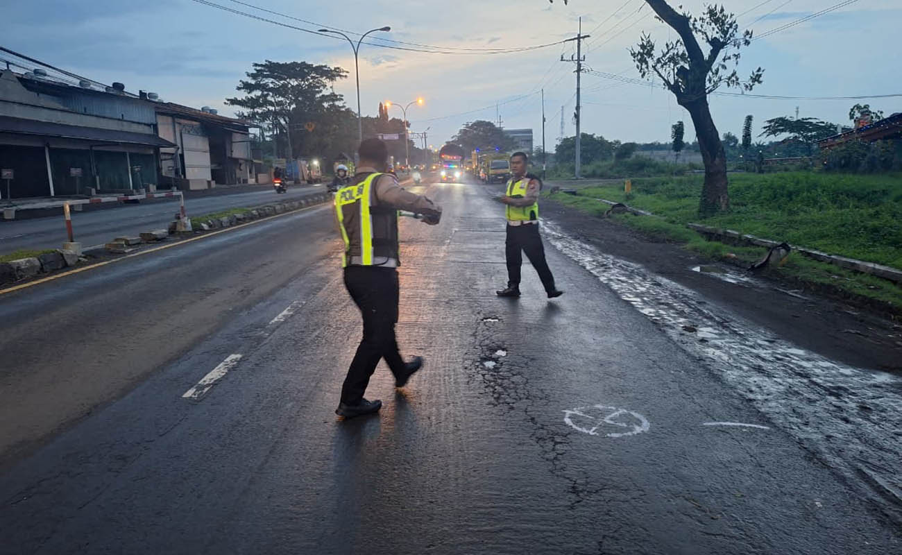 OLAH TKP : Petugas Satlantas Polres Pasuruan Kota melakukan olah TKP di lokasi kecelakaan di ruas jalan Pantura Desa Tambakrejo, Kraton, Kabupaten Pasuruan, Sabtu (7/3) sore.