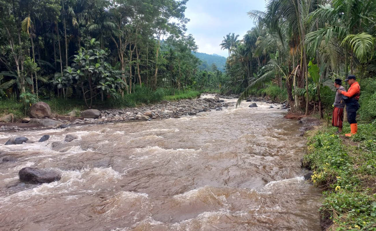 MELUAP: Aliran Sungai Sumber Duren merendam sawah warga akibat bronjong sungai jebol di Desa Duren, Kecamatan Gading, Kabupaten Probolinggo, Minggu (8/3).
