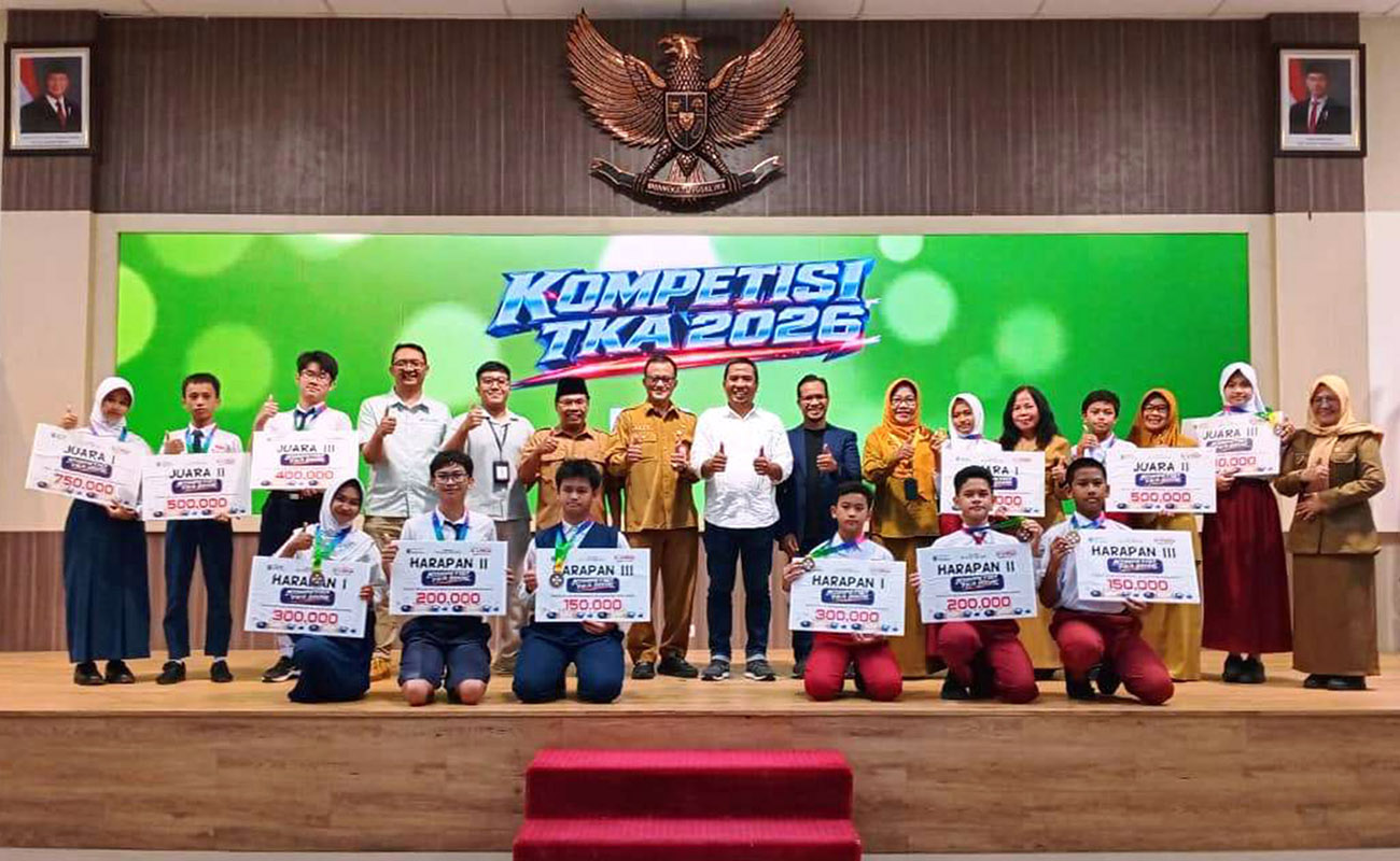 MODAL BERHARGA: Para juara berpose bareng Direktur Jawa Pos Radar Bromo HA Suyuti, Kadis Dikdaya Kabupaten Probolinggo Hary Tjahjono.