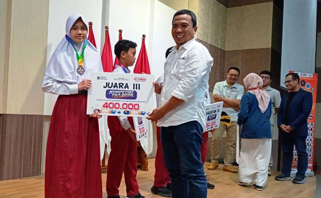 APRESIASI : Direktur Jawa Pos Radar Bromo menyerahkan hadiah kepada salah satu pemenang