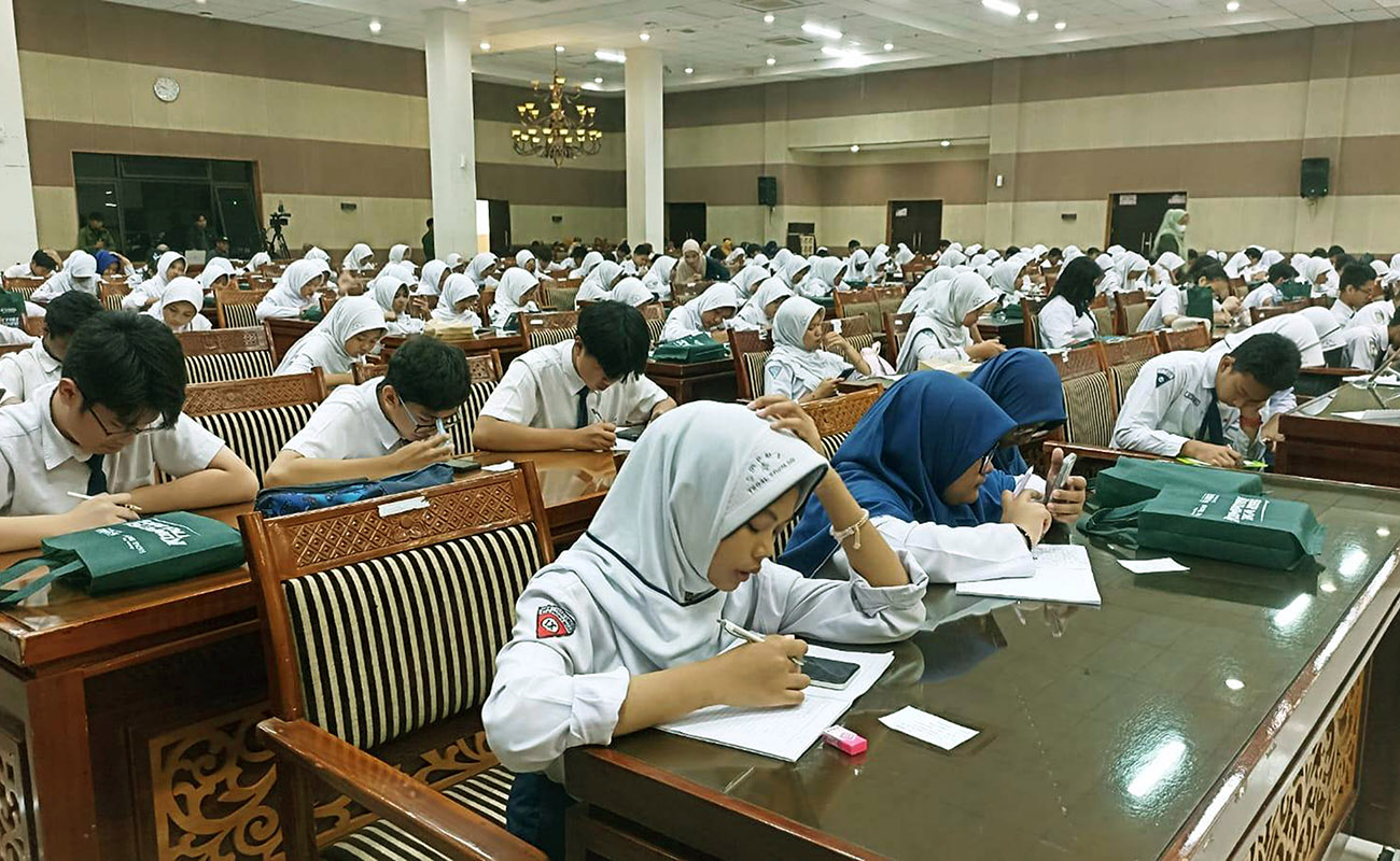 KOMPETISI : Ratusan siswa dari SD dan SMP sederajat, baik negeri dan swasta mengikuti babak final kompetisi TKA 2026