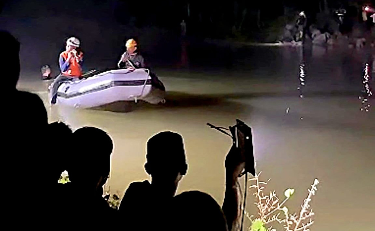 BELUM KETEMU: Petugas BPBD saat melakukan pencarian pada Sof yang tenggelam di lahan bekas tambang wilayah Winongan, Kabupaten Pasuruan, Senin petang (9/3)