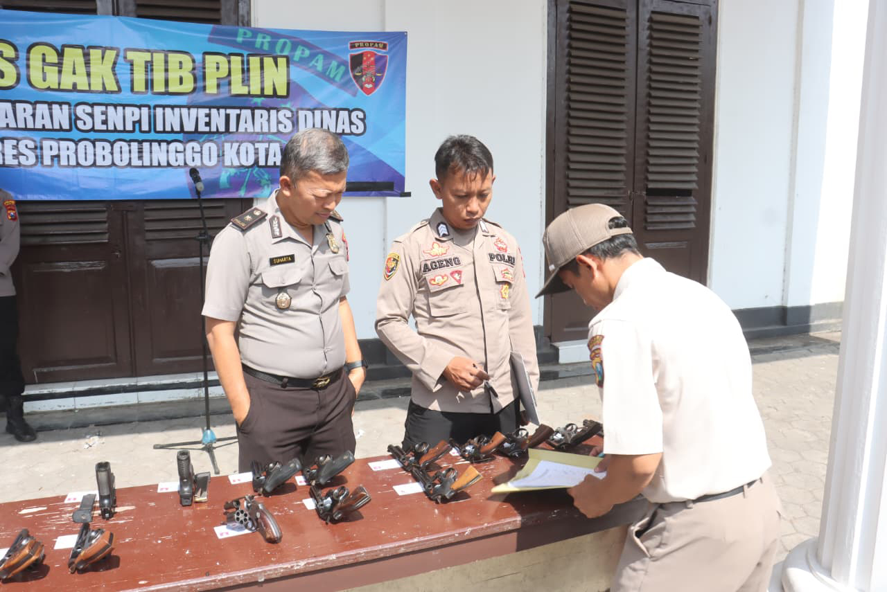 CEK: Sejumlah senpi dinas milik anggota Polres Probolinggo diperiksa Sipropam Polres Probolinggo Kota, Rabu (9/3). 