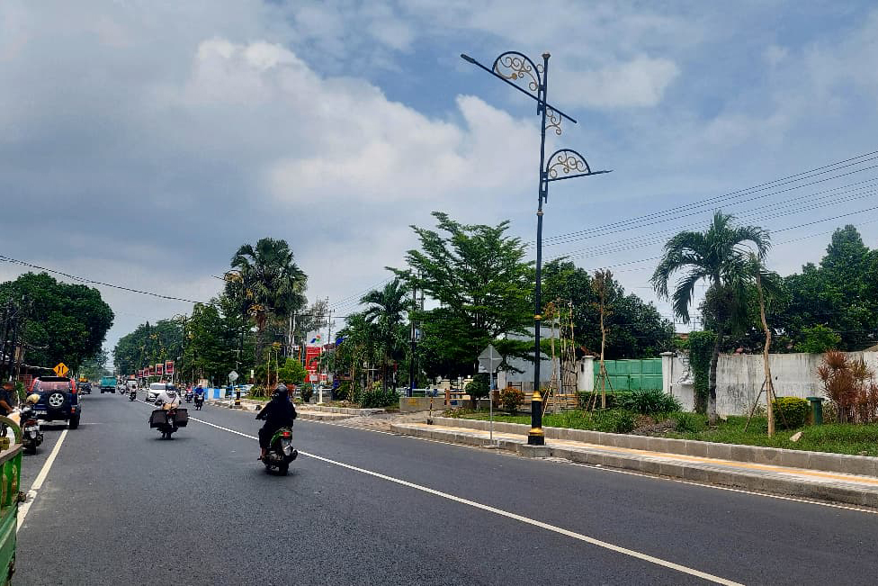 TAK BERFUNGSI: Sejumlah tiang PJU di Jalan Soekarno-Hatta, Kota Probolinggo, telah terpasang. Namun sejauh ini lampunya belum menyala.  