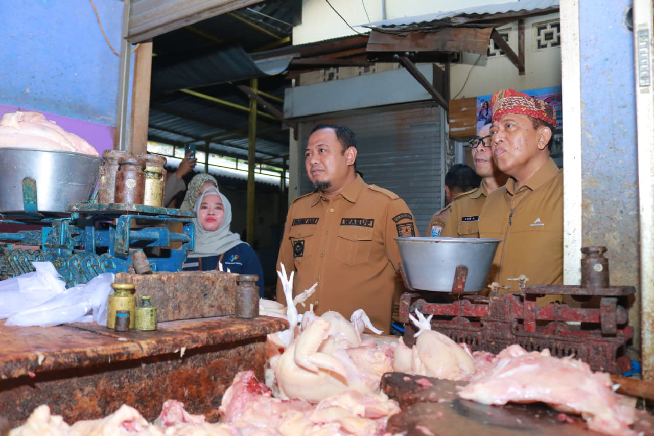 CEK HARGA: Wakil Bupati Probolinggo Fahmi AHZ memantau harga dan stok bahan pangan di Pasar Semampir, Kecamatan Kraksaan.