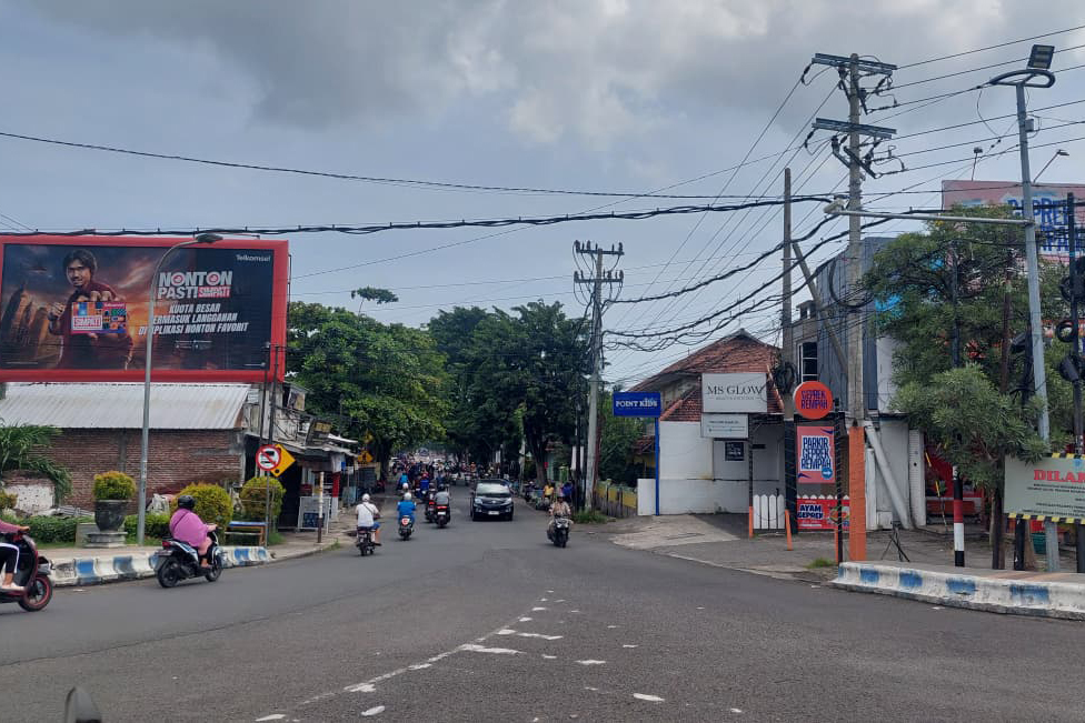 DARI SELATAN: Sejumlah warga melintas di Jalan Cokroaminoto, Kota Probolinggo. Rencana revitalsiasi jalan ini akan dimulai dari selatan. 