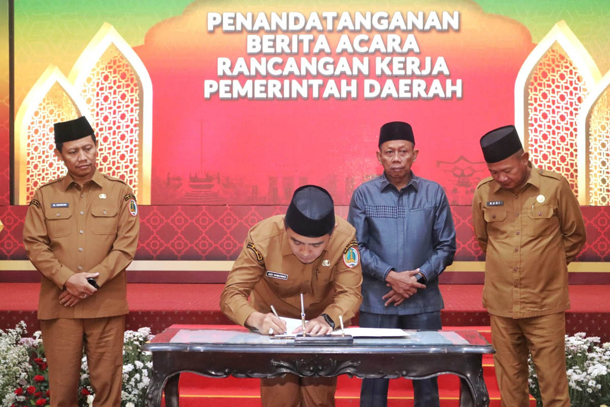 SINERGI: Penandatanganan berita acara Musrenbang RKPD tahun 2027 oleh Wali Kota Pasuruan bersama dengan Wakil Wali Kota Pasuruan, Kepala Bapperida Kota Pasuruan dan pemangku kepentingan.