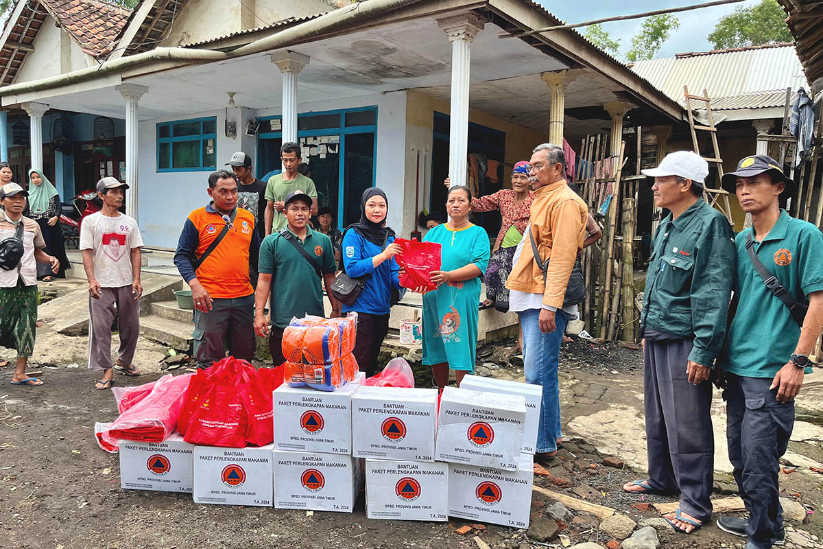LOGISTIK: Petugas menyalurkan logistik kebencanaan pada warga terdampak bencana di Desa Bulujaran Kidul, Kecamatan Tegalsiwalan.