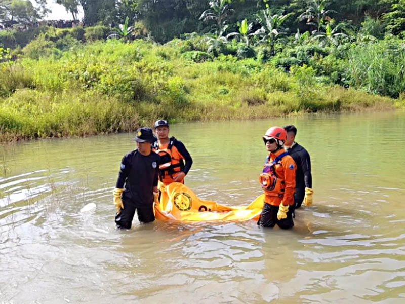 KETEMU: Personel BPBD mengevakuasi jenazah Sofa Alfian yang tenggelam di bekas galian tambang.