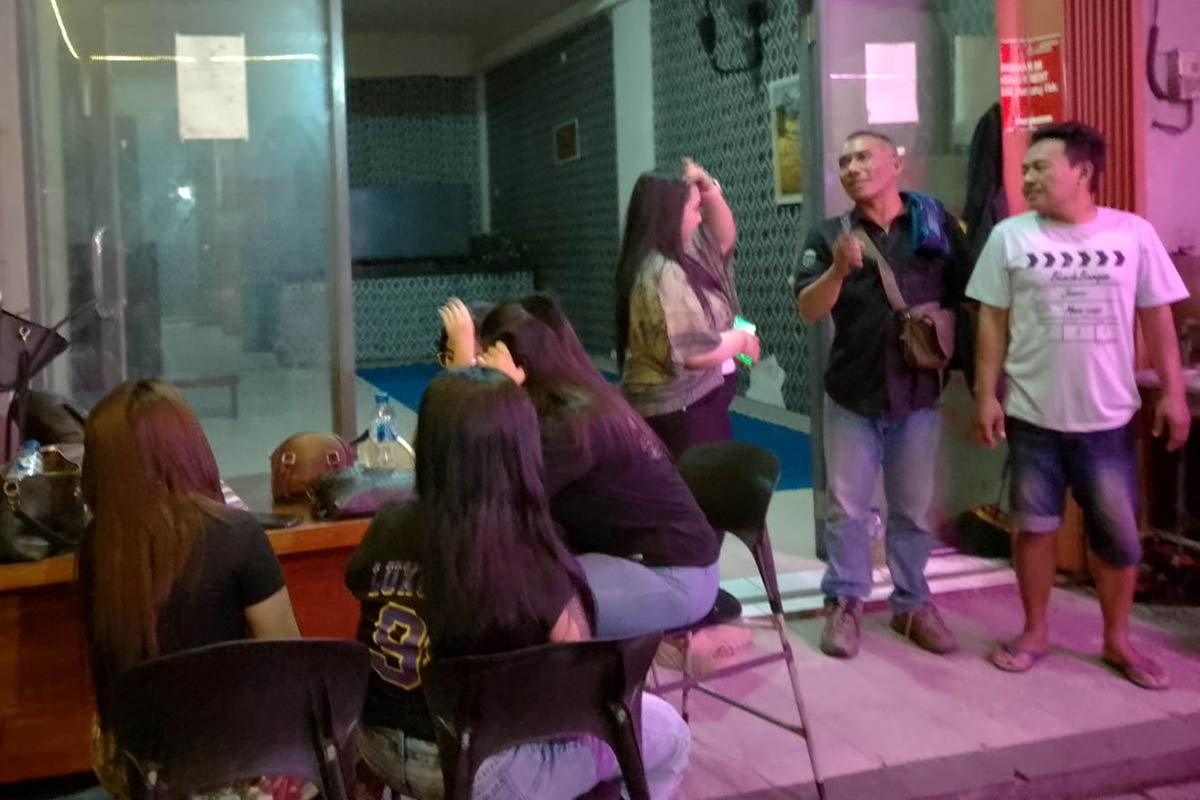 PENERTIBAN: Petugas saat melakukan penyisiran di sejumlah kafe. Tak hanya di wilayah Gempol, tetapi juga di wilayah Sukorejo. Di mana, masih ada warkop dan kafe yang memutar musik.