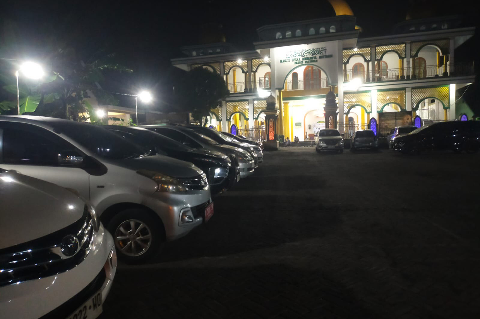 JAGA KEAMANAN: Petugas keamanan berjaga di luar Masjid Roudlotul Muttaqin Rejoso, ketika jemaah sedang salat di dalam.