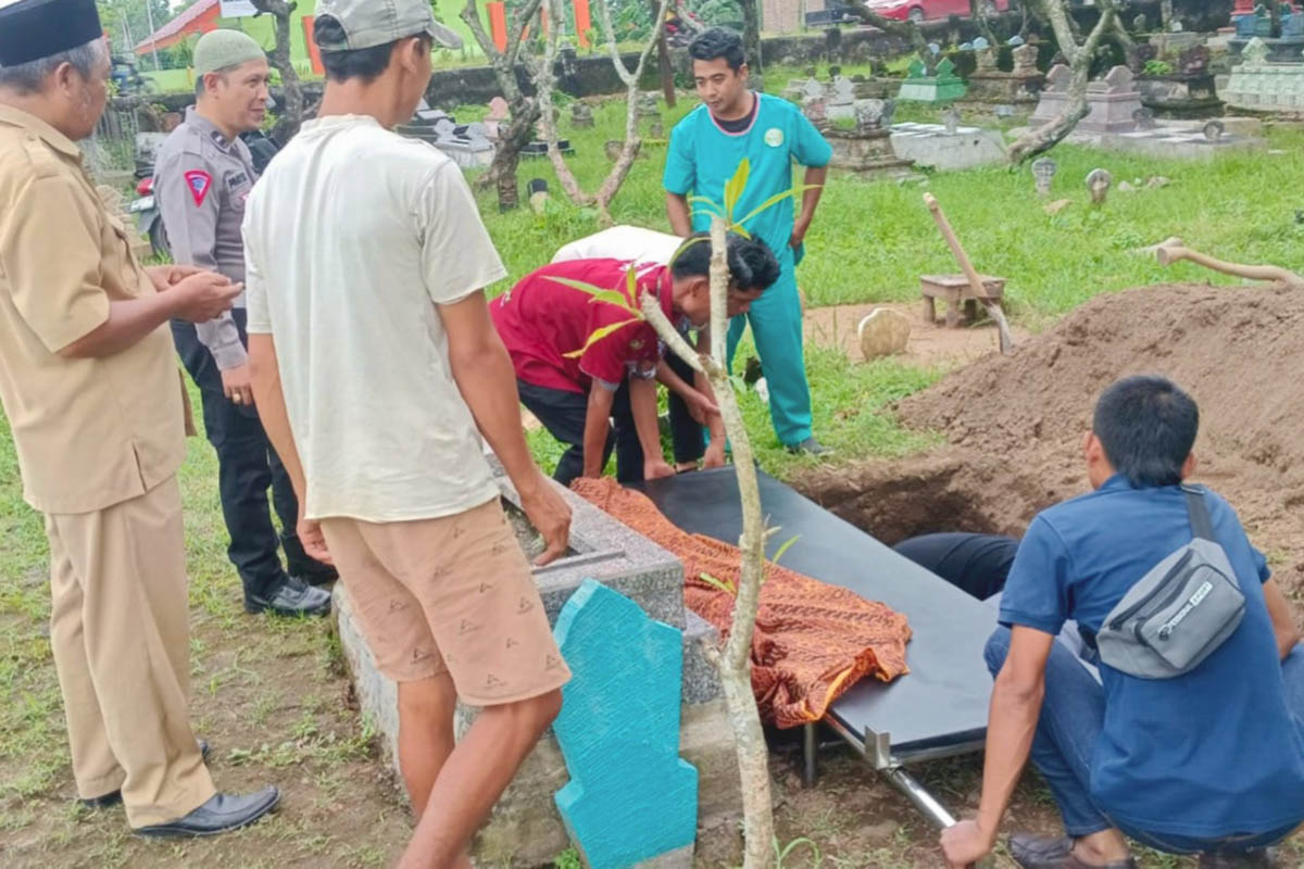 DIMAKAMKAN: Petugas mengamankan Mr. X korban kecelakaan lalu lintas di TPU Desa Jabungsisir, Kecamatan Paiton.