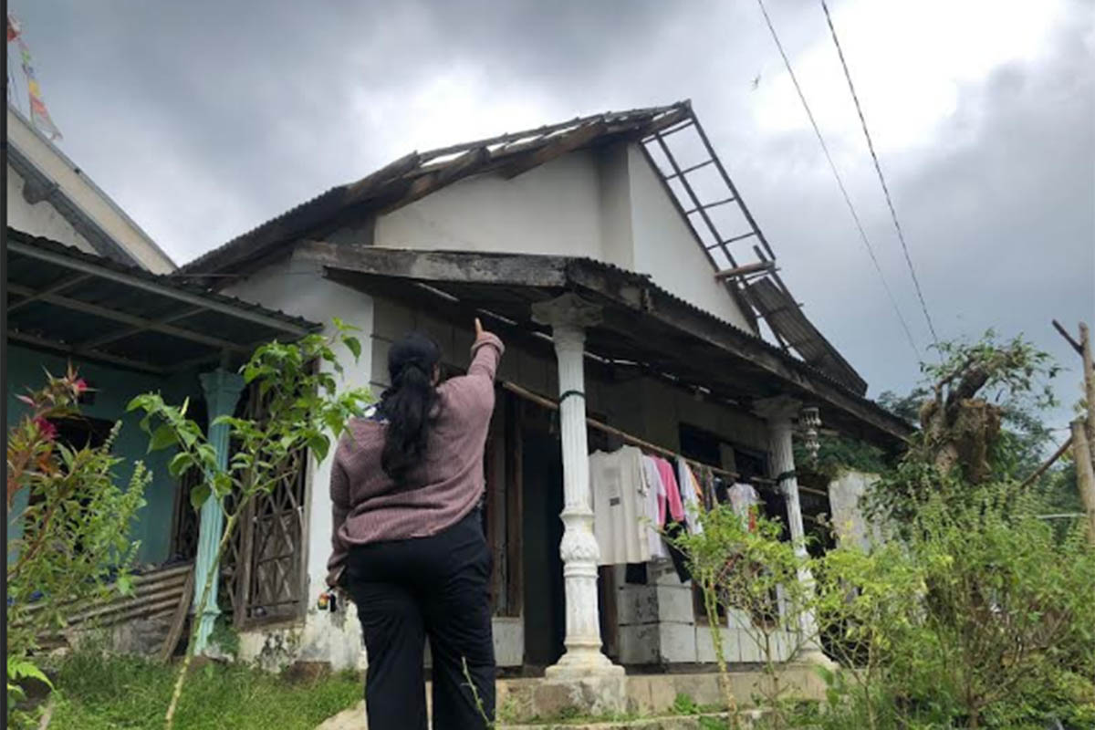RUSAK: Rumah milik Lasiyati, 55 yang atapnya tampak rusak usai dilanda angin kencang di Desa Ngepung, Kecamatan Sukapura, Minggu (8/3)