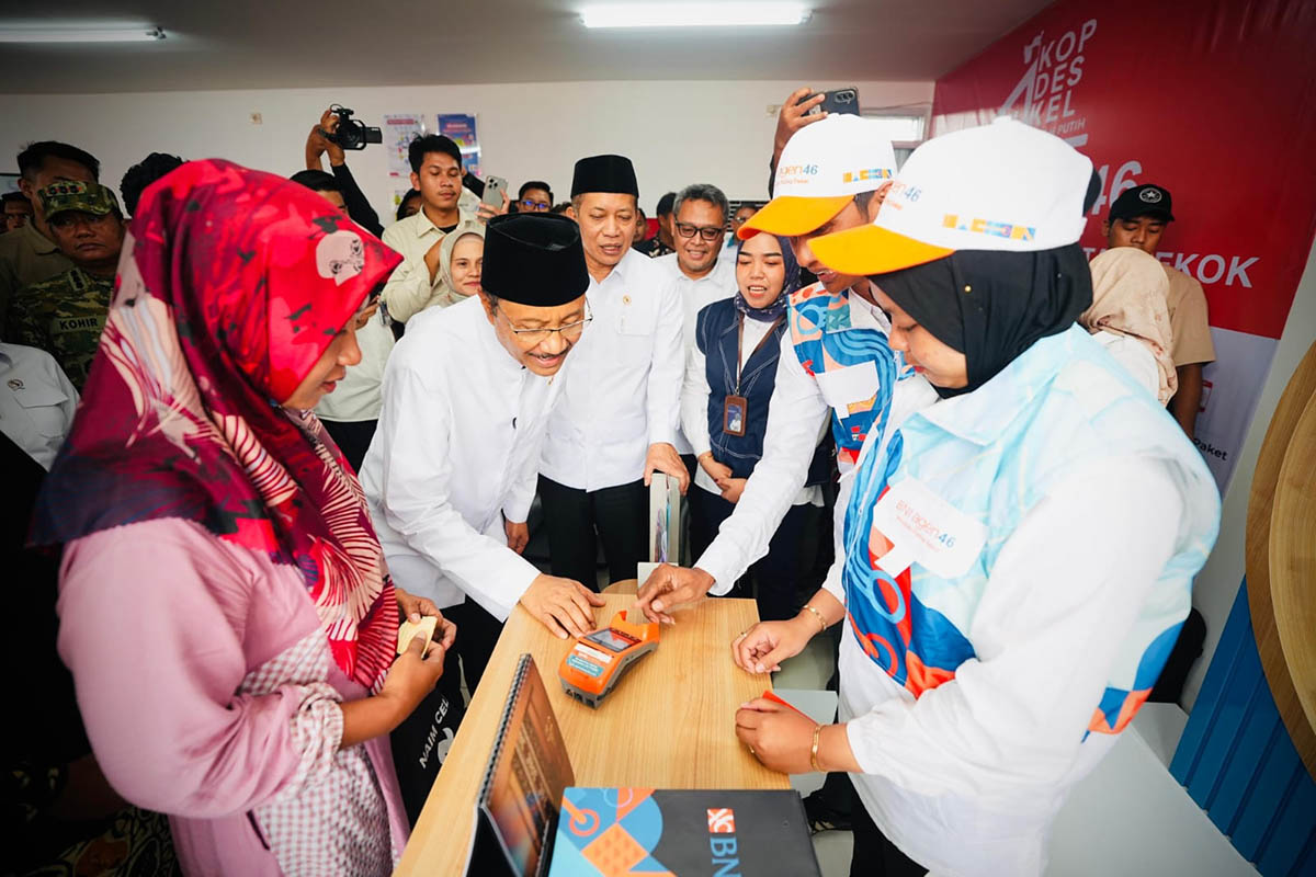 UJI COBA: Mensos RI Saifullah Yusuf saat uji coba kartu.