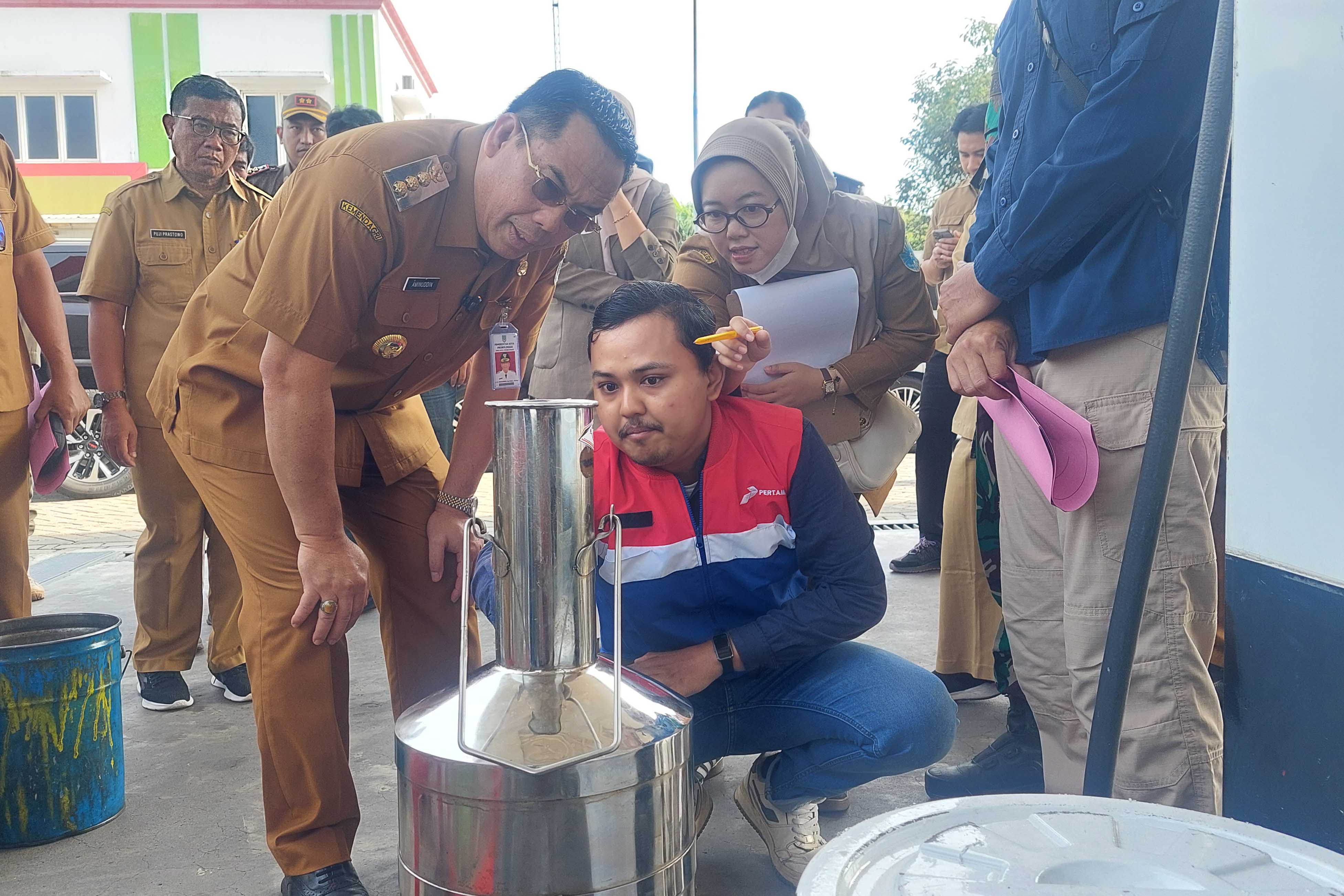 PASTIKAN AMAN: Wali Kota Probolinggo dr. Aminuddin memantau stok BBM di salah satu SPBU di Kota Probolinggo, Selasa (10/3).