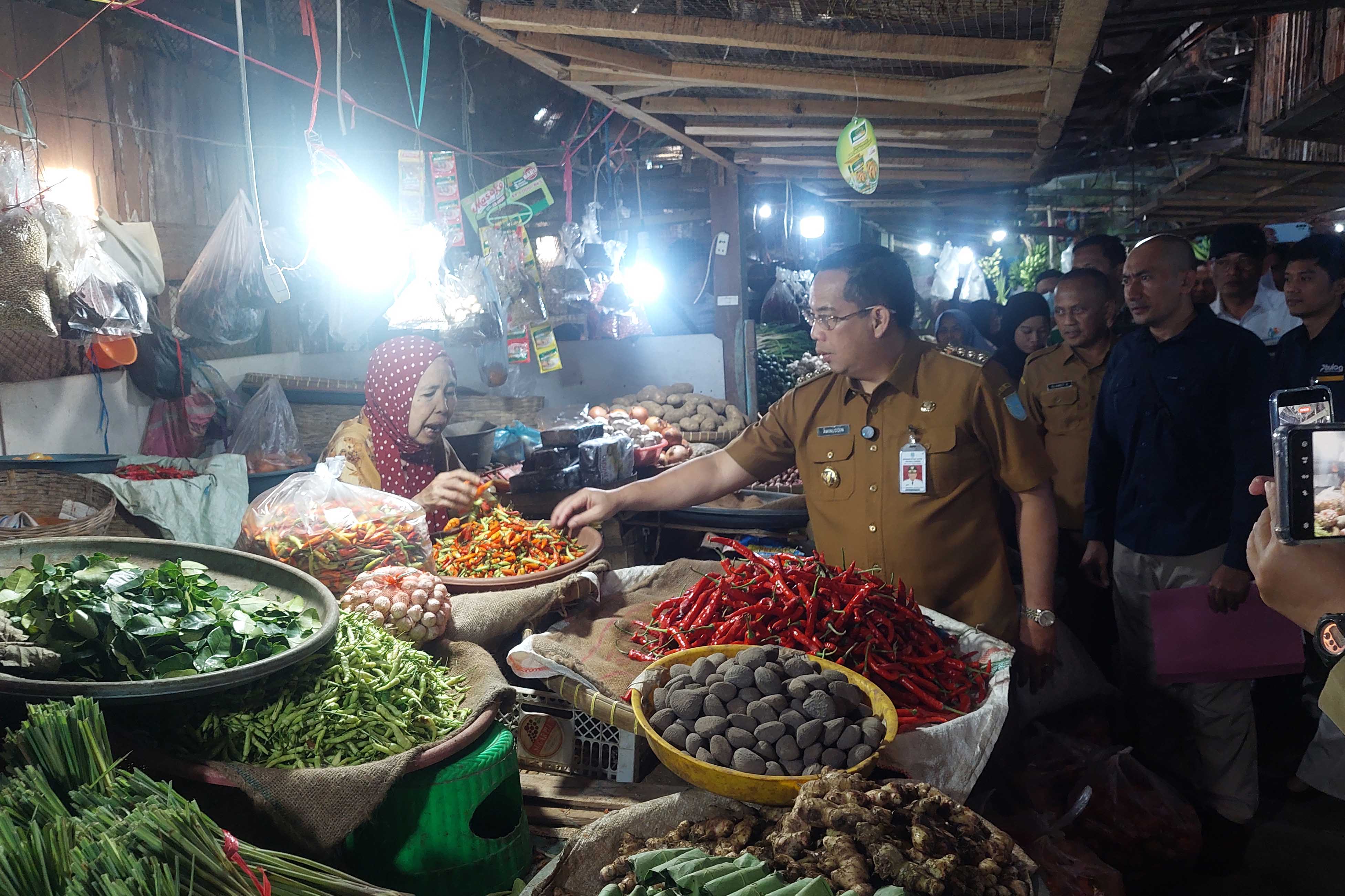 SIDAK: Wali Kota Probolinggo dr. Aminuddin melihat langsung stok dan harga bahan pokok di Pasar Baru, Kota Probolinggo. 