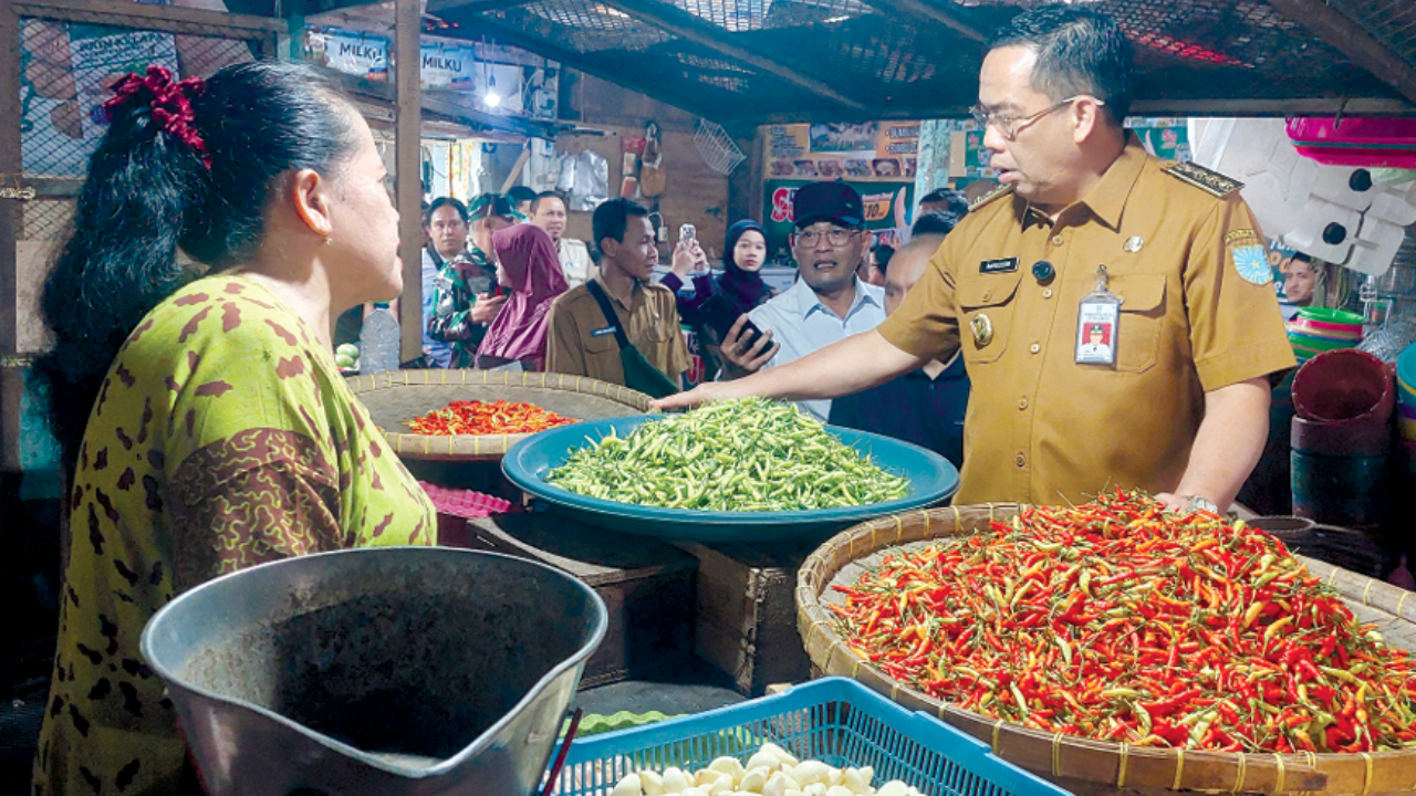 MURAH: Wali Kota Probolinggo dr. Aminuddin didampingi Kepala DKPPP Kota Probolinggo Ir. Fitriawati berfoto bersama di sela-sela penijauan Kegiatan Gerakan Pangan Murah (GPM) di Taman Maramis