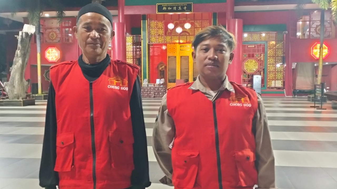 DI Masjid Muhammad Cheng Hoo Kecamatan Pandaan, Kabupaten Pasuruan, ada dua orang sosok penting. Tugasnya memastikan keamanan di sekitar masjid tetap terjaga. 